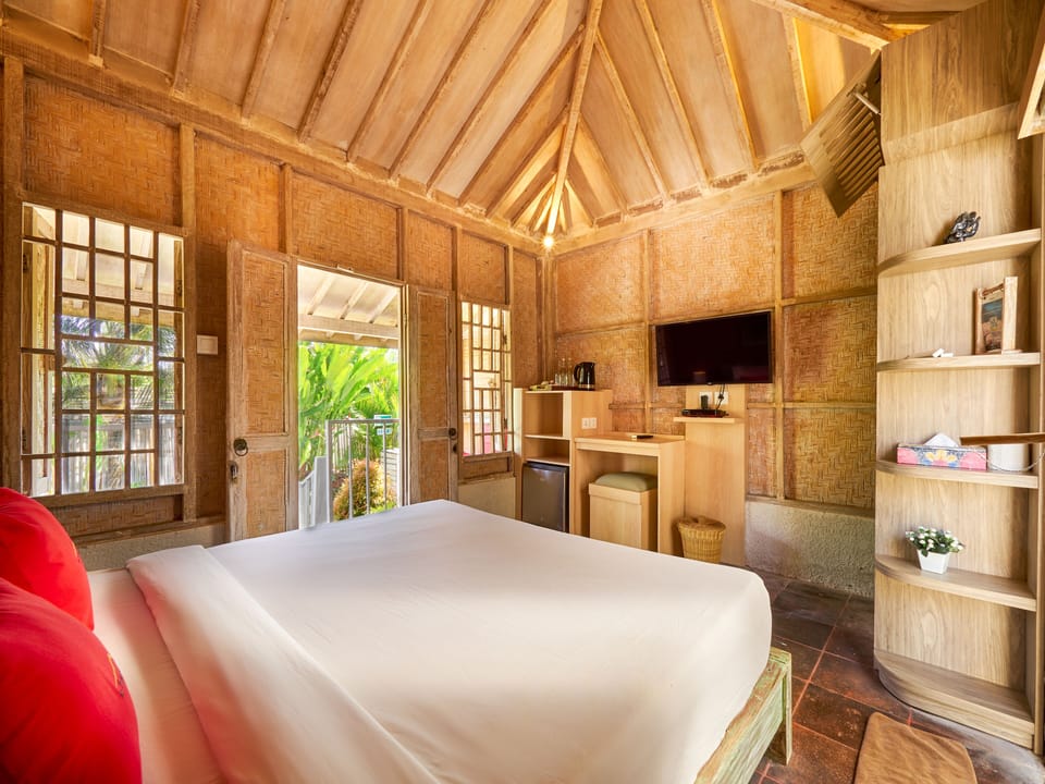 Classic Room, 1 Queen Bed, Balcony | Premium bedding, in-room safe, individually furnished