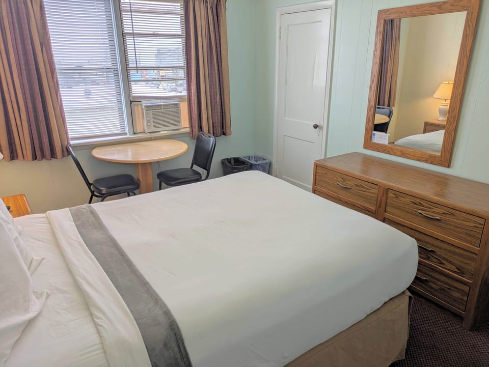 Standard Room, 1 Queen Bed, Refrigerator & Microwave | Iron/ironing board, free WiFi, bed sheets