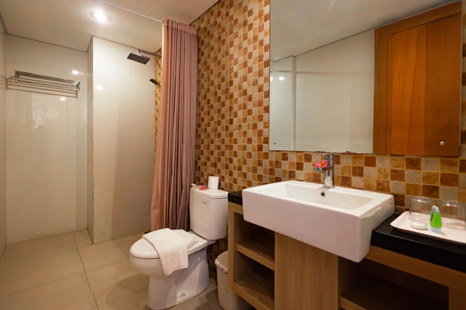 Deluxe Room | Bathroom | Combined shower/tub, free toiletries, slippers, towels