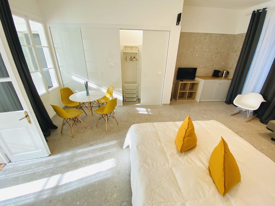 Deluxe Room | Egyptian cotton sheets, premium bedding, down comforters
