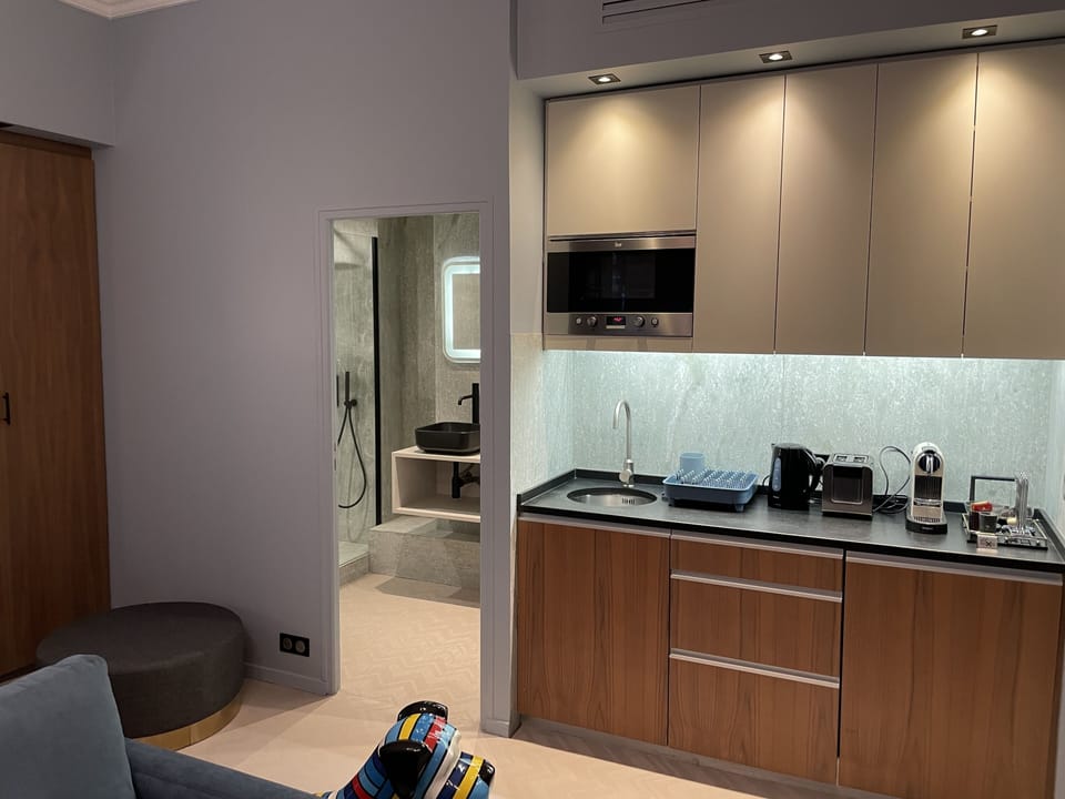 Executive Suite (Concorde) | Private kitchenette | Mini-fridge, microwave, espresso maker, coffee/tea maker