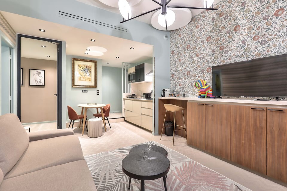 Family Room (Opéra) | Living room | Flat-screen TV, Netflix, smart speakers