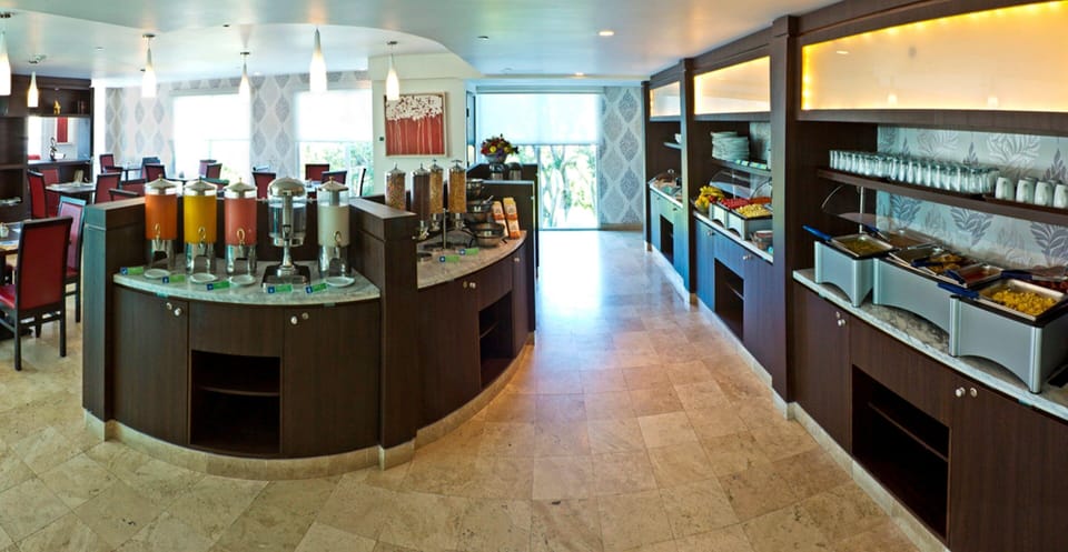 2 restaurants; breakfast, lunch, dinner, and brunch served
