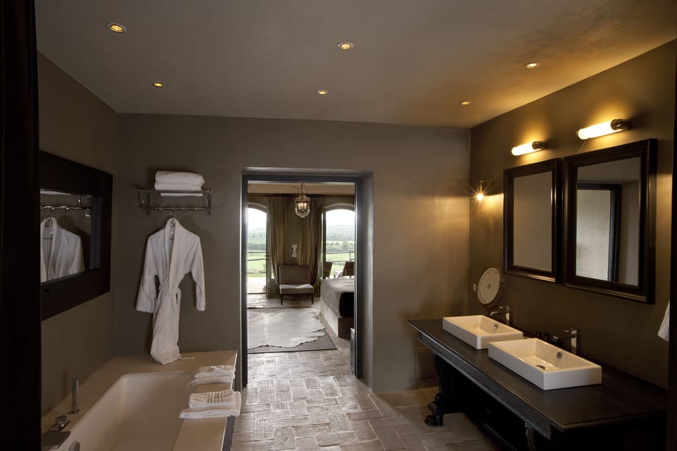 Vineyard Master Suite | Pillowtop beds, minibar, in-room safe, desk