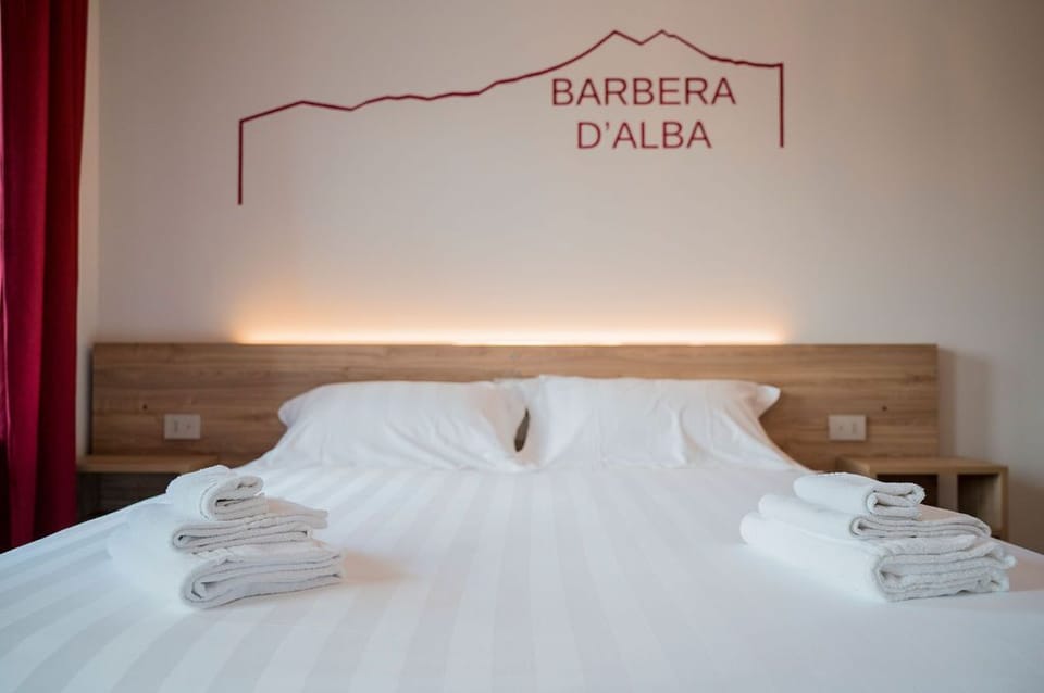Comfort Room (Barbera D'Alba) | Desk, laptop workspace, free WiFi, bed sheets