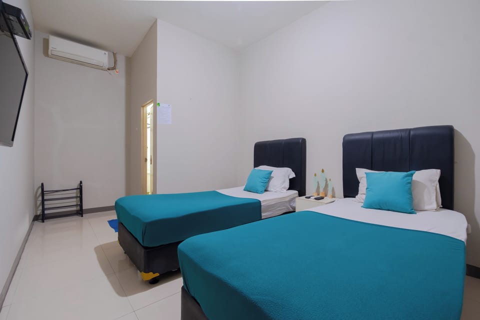 Standard Twin Room | Bathroom | Shower, towels, soap