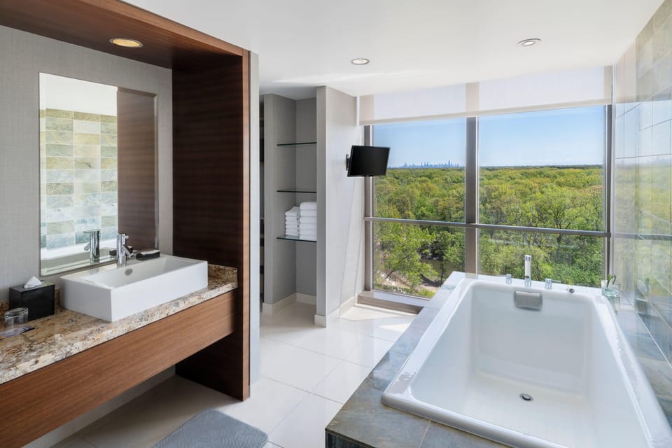 Presidential Suite Premier Tower | Premium bedding, in-room safe, desk, laptop workspace