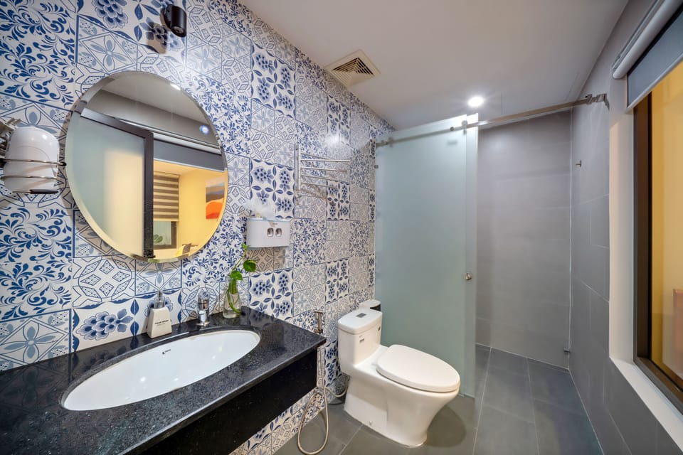 Luxury Triple Room | Bathroom | Shower, rainfall showerhead, free toiletries, hair dryer