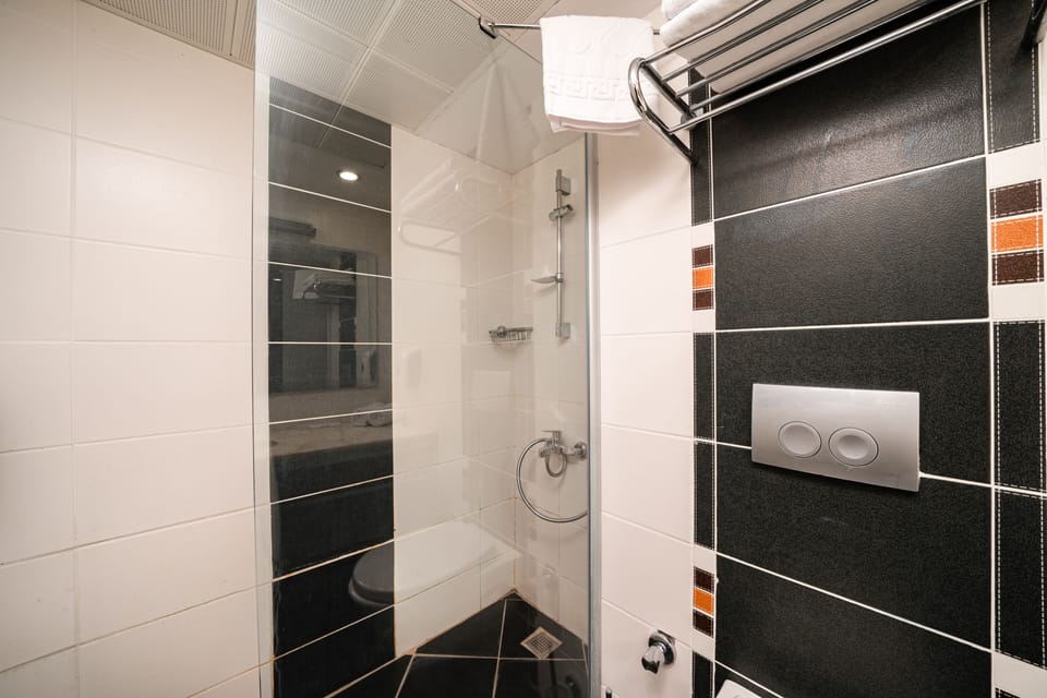 Standard Room, 1 Double or 2 Twin Beds, Garden View | Bathroom | Shower, rainfall showerhead, free toiletries, hair dryer