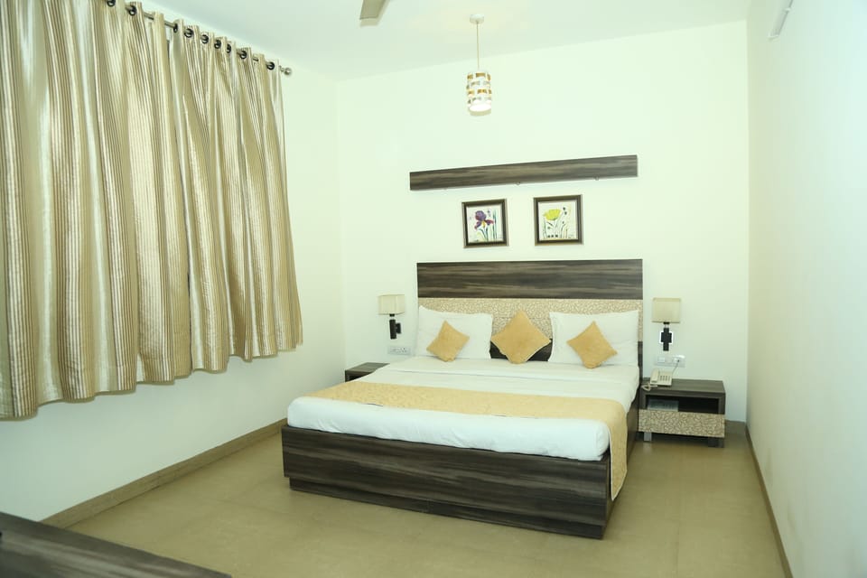Premium Room | Laptop workspace, iron/ironing board, free WiFi