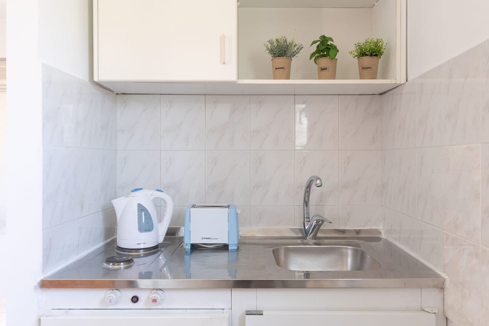 Studio | Private kitchenette | Fridge, stovetop, coffee/tea maker, electric kettle