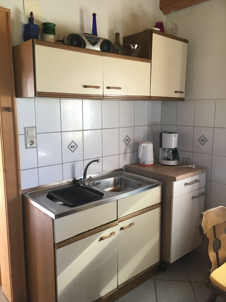 Fridge, stovetop, dishwasher, cookware/dishes/utensils