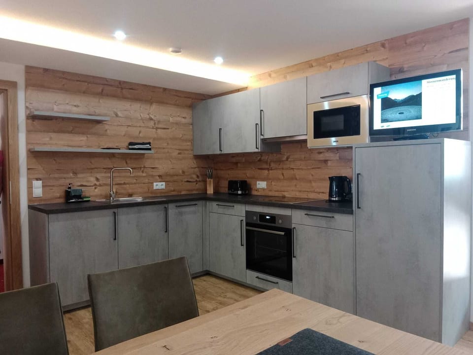 Adlerblick | Private kitchen | Full-size fridge, microwave, blender, eco-friendly cleaning products