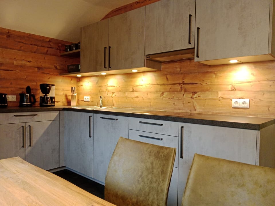 Aifner Suite | Private kitchen | Full-size fridge, microwave, blender, eco-friendly cleaning products