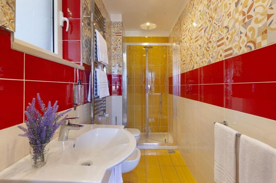 Deluxe Room | Bathroom | Shower, rainfall showerhead, free toiletries, hair dryer
