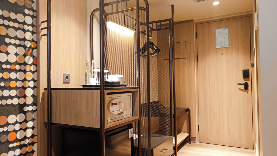 Privilege, Twin Room, 2 Twin Beds, City View | Premium bedding, free minibar, in-room safe, desk