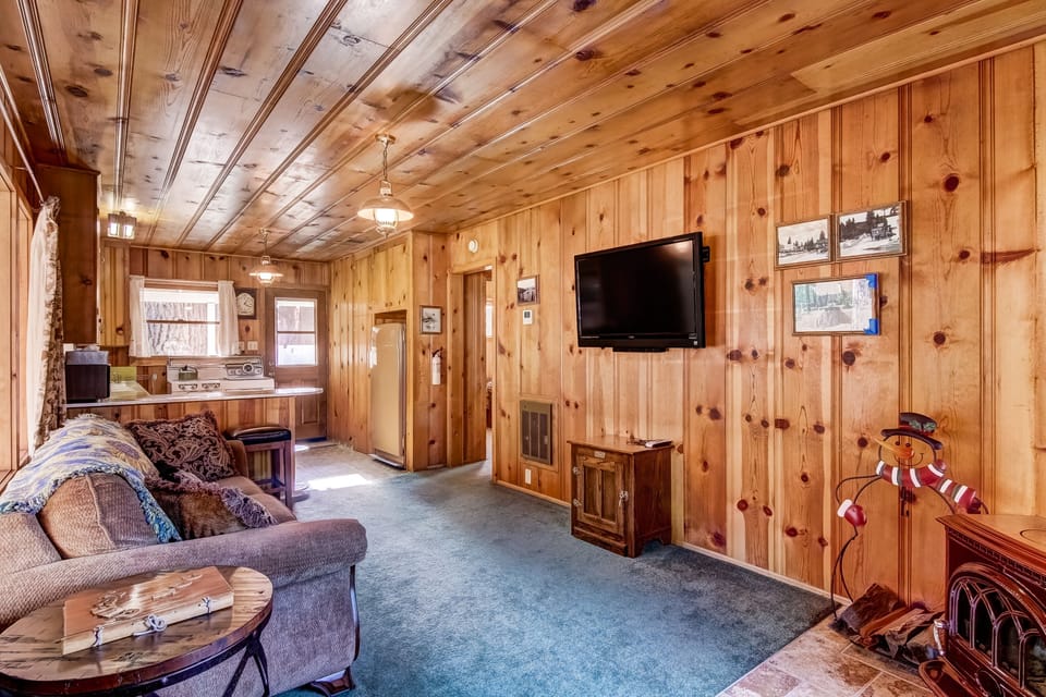 House, 2 Bedrooms | Living area | 30-inch TV with cable channels