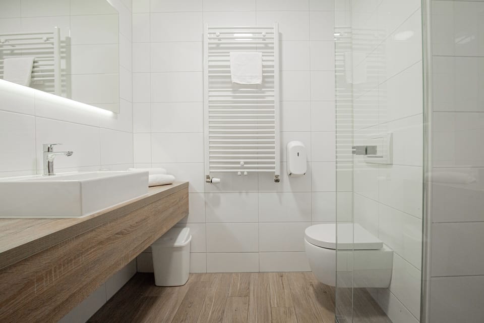 Comfort Twin Room | Bathroom | Shower, free toiletries, hair dryer, towels