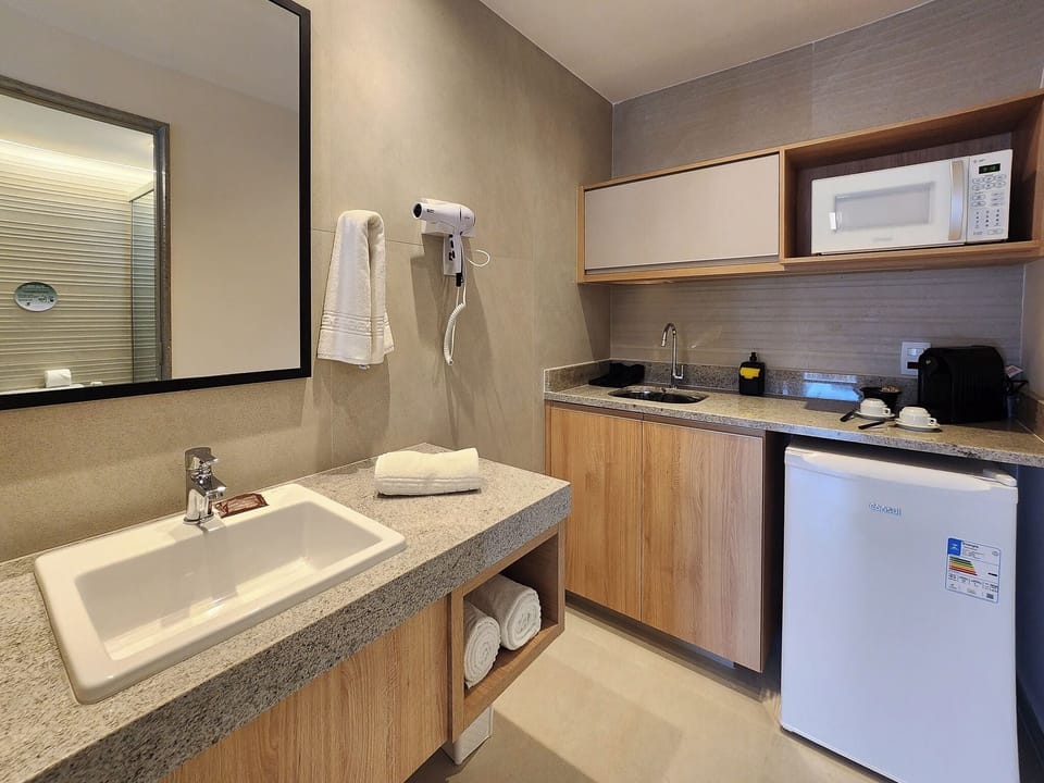 Superior Twin Room | Bathroom | Shower, free toiletries, hair dryer, towels