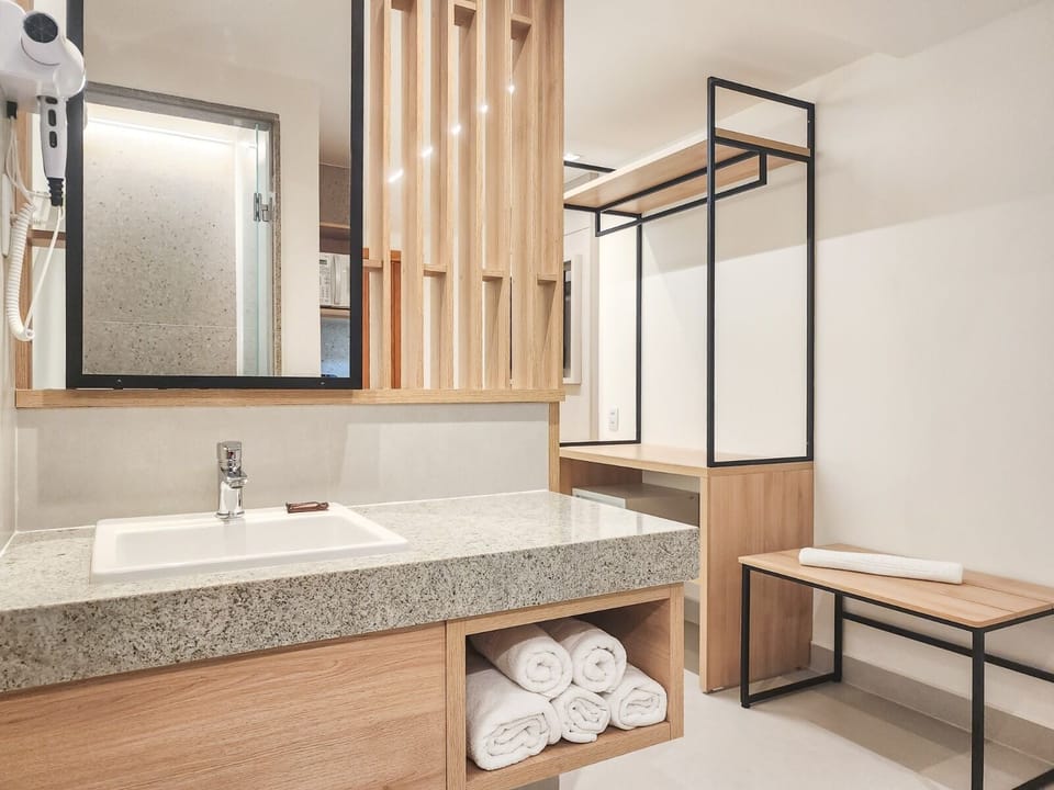 Studio | Bathroom | Shower, free toiletries, hair dryer, towels