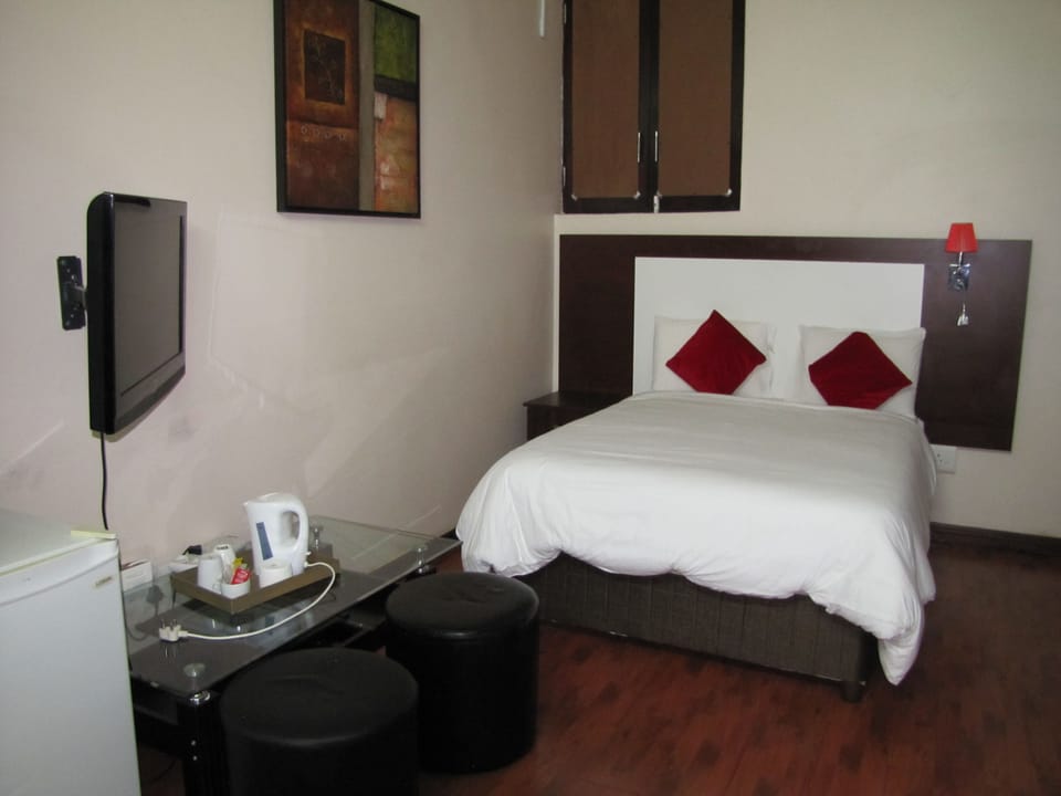 1 bedroom, in-room safe, desk, free WiFi