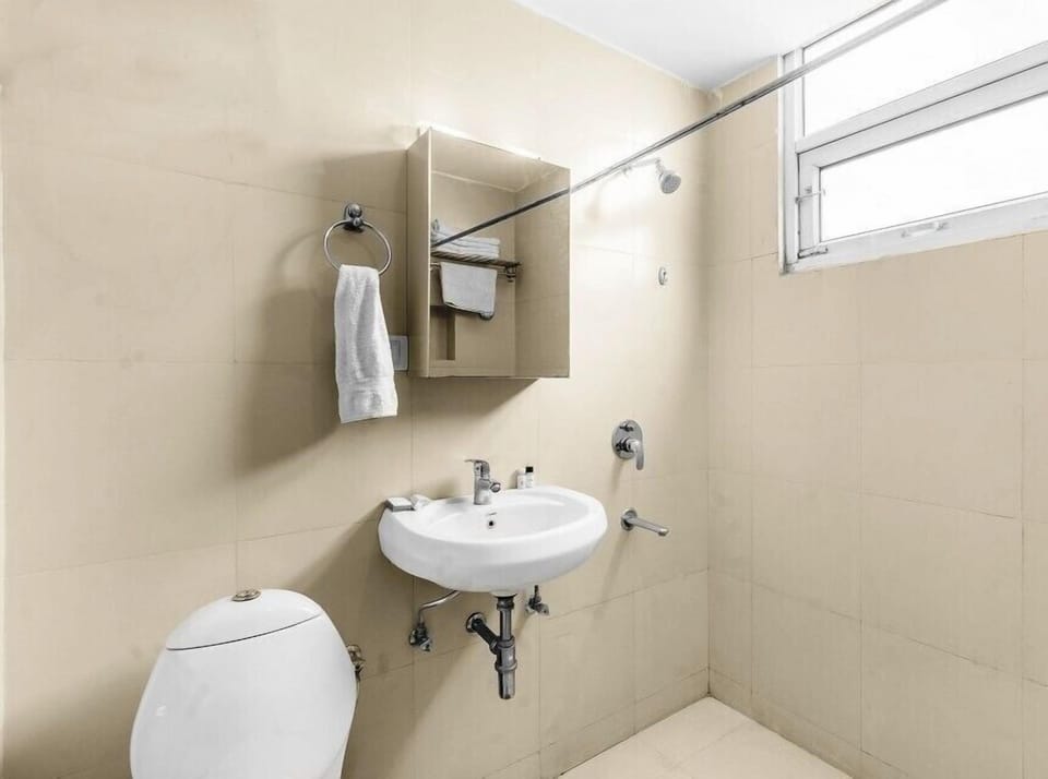 Paradiso Luxury Premium | Bathroom | Shower, free toiletries, hair dryer, towels