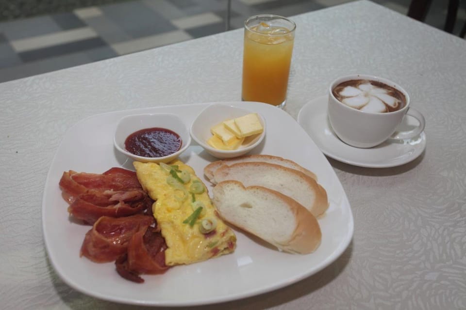 Breakfast, lunch, dinner and brunch served
