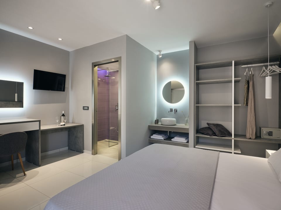 Deluxe Double Room | Living area | 32-inch LCD TV with cable channels, TV, Netflix