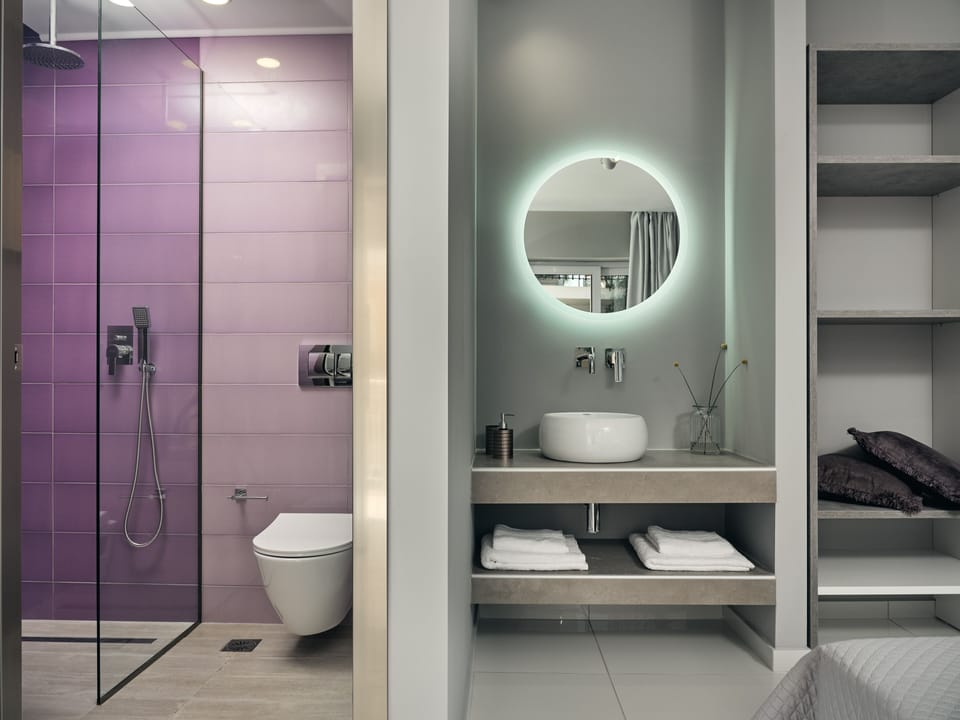 Deluxe Double Room | Bathroom | Shower, rainfall showerhead, free toiletries, hair dryer