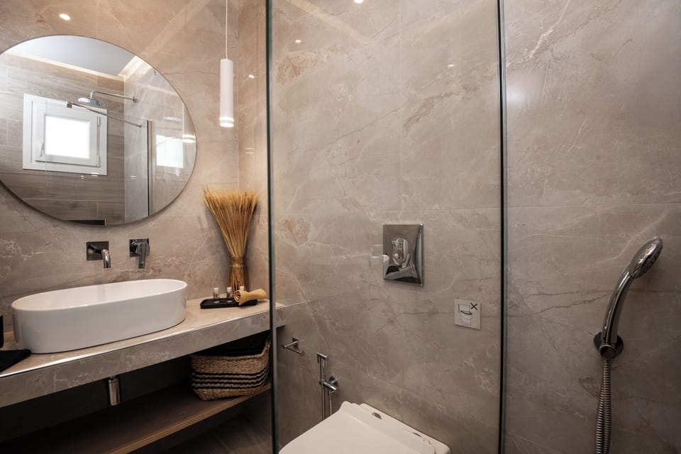 Superior Double or Twin Room | Bathroom | Shower, rainfall showerhead, free toiletries, hair dryer