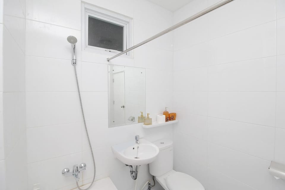 Shower, free toiletries, towels