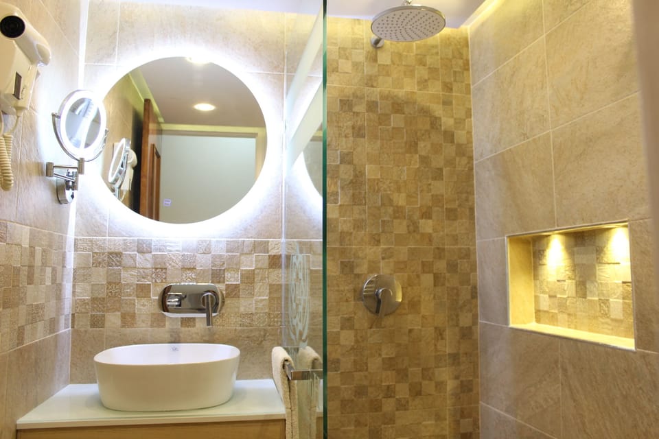 City Twin Room | Bathroom | Shower, rainfall showerhead, towels, soap