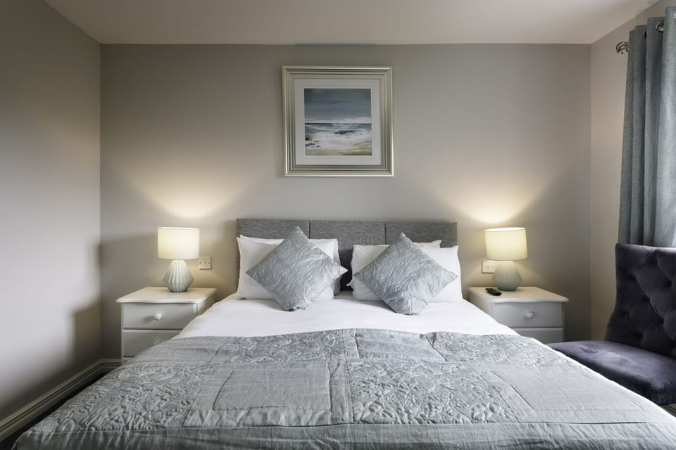 Double Room, 1 Double Bed | Iron/ironing board, bed sheets