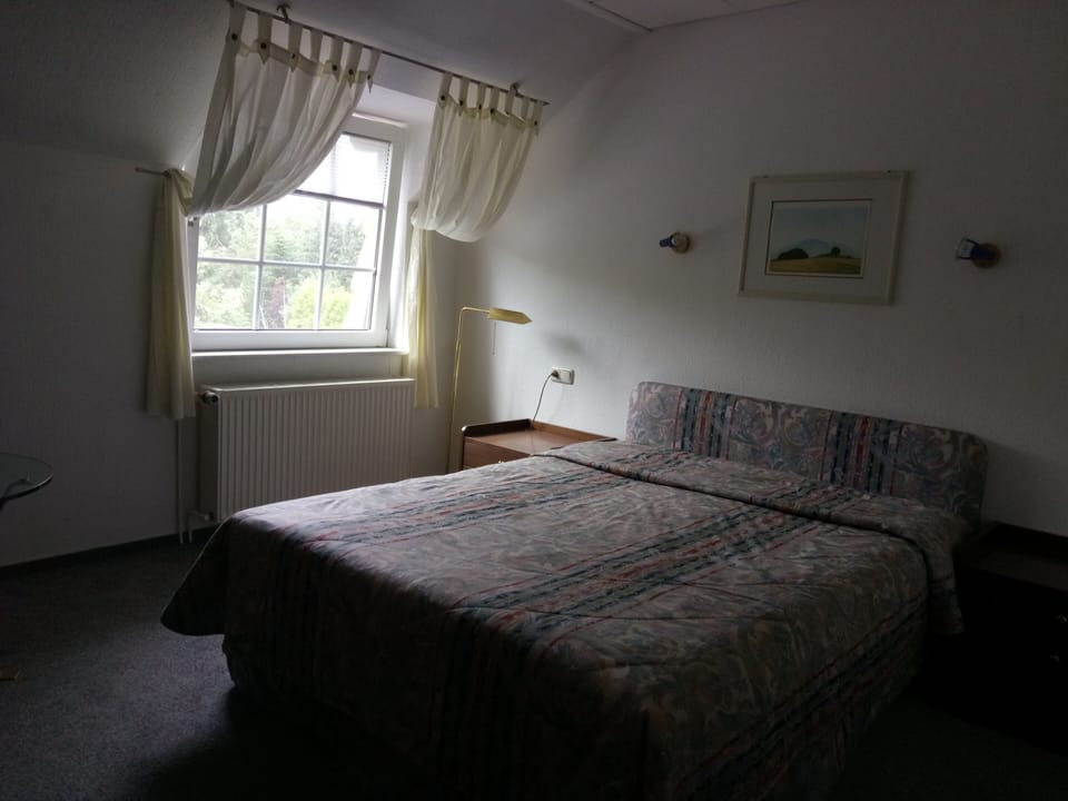 Comfort Double or Twin Room, Non Smoking, Private Bathroom | Hypo-allergenic bedding, Select Comfort beds, desk, laptop workspace