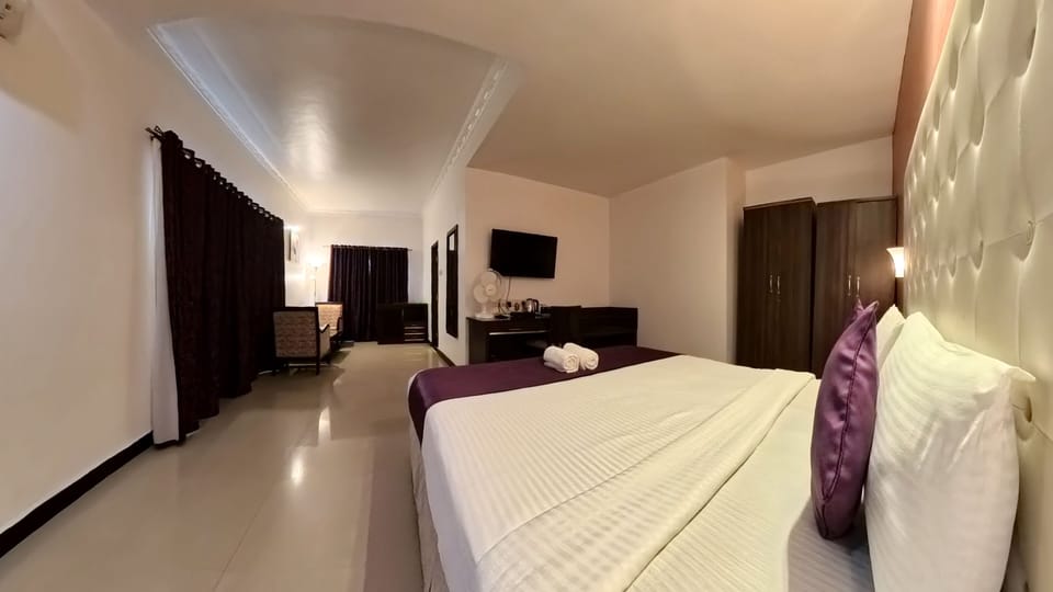 Deluxe Room, 1 Bedroom | In-room safe, desk, blackout drapes, soundproofing