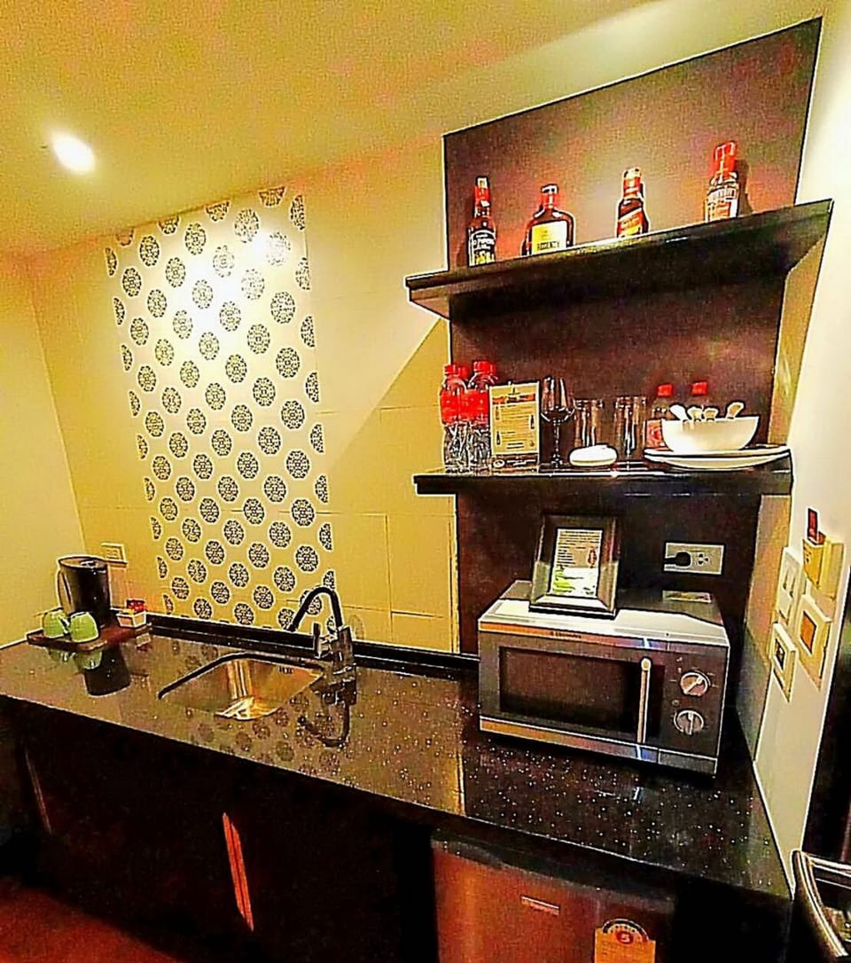 Minibar, in-room safe, desk, WiFi (free)