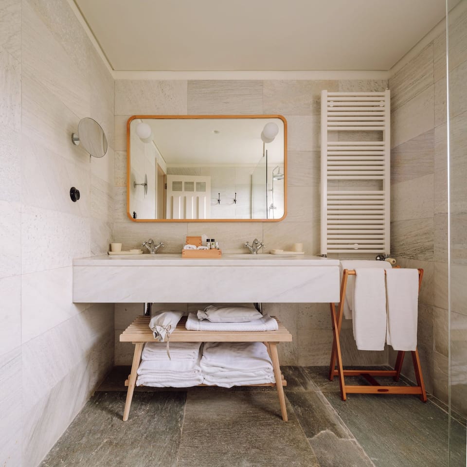 Premium Manor House | Bathroom | Free toiletries, hair dryer, bathrobes, slippers