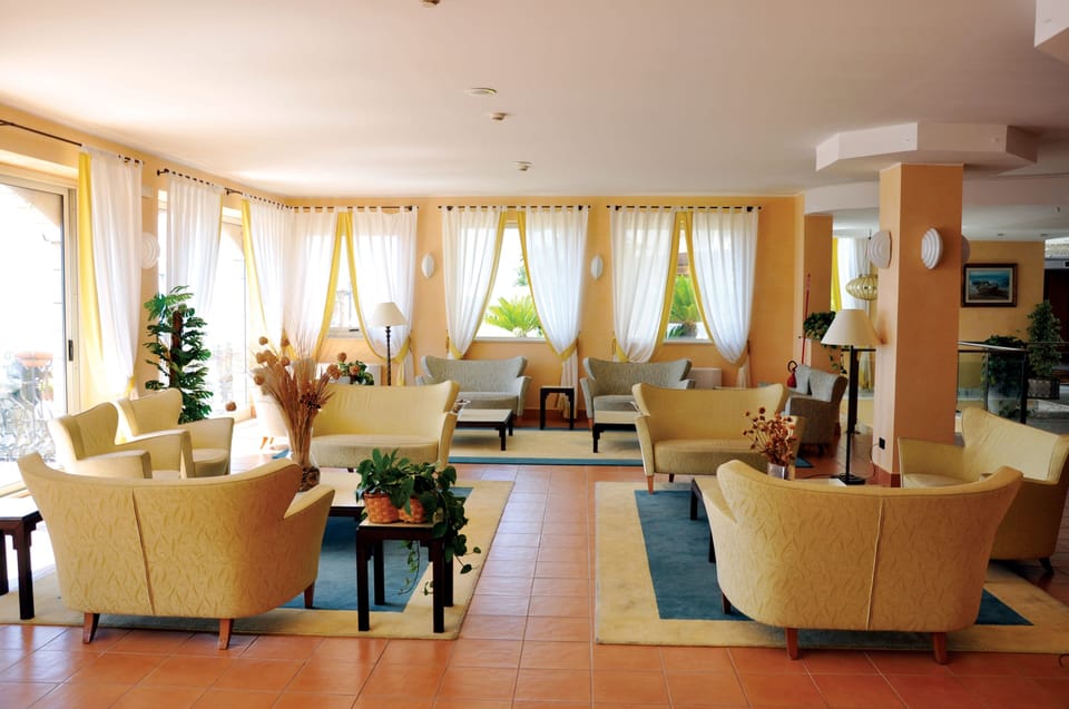 Lobby lounge