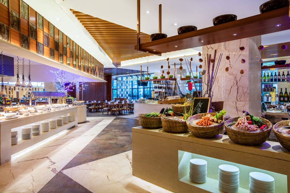 3 restaurants; breakfast, lunch, and dinner served