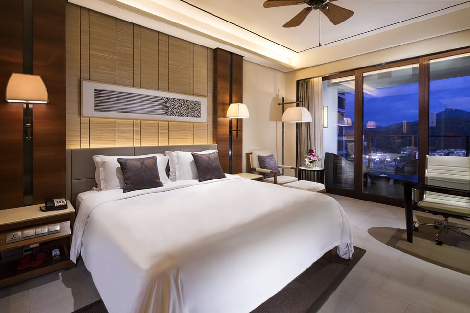 Premium bedding, in-room safe, desk, blackout drapes