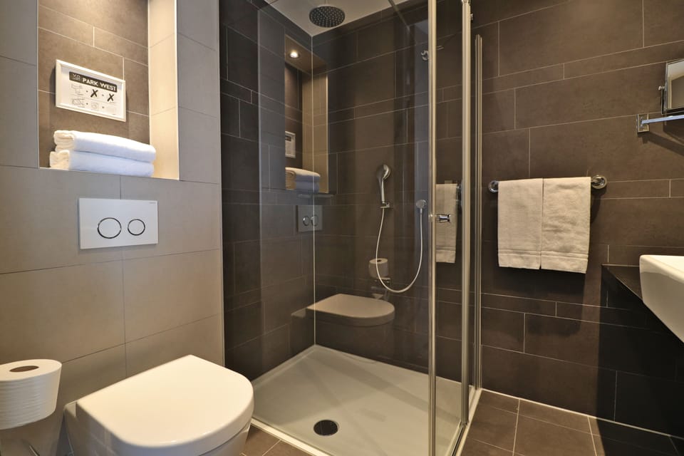 Standard Room, 2 Twin Beds | Bathroom | Shower, rainfall showerhead, free toiletries, hair dryer