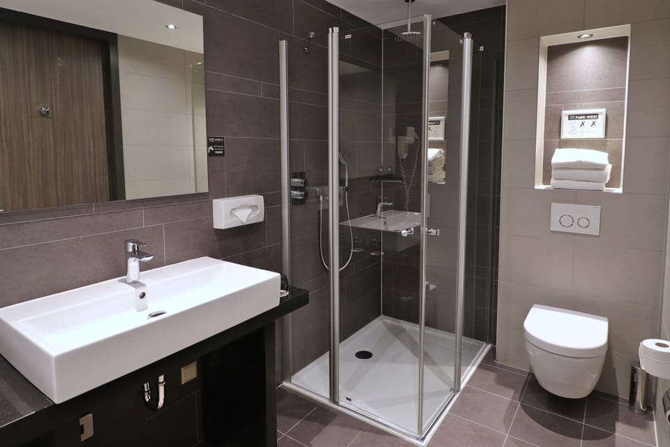 Triple Room | Bathroom | Shower, rainfall showerhead, free toiletries, hair dryer