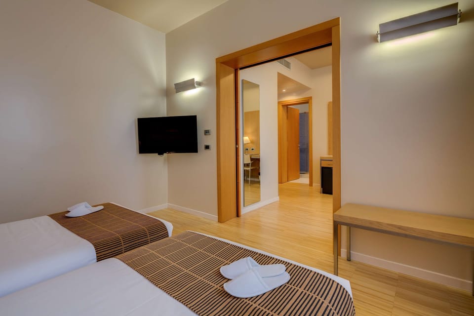 Junior Suite, 1 King Bed | Hypo-allergenic bedding, minibar, in-room safe, desk