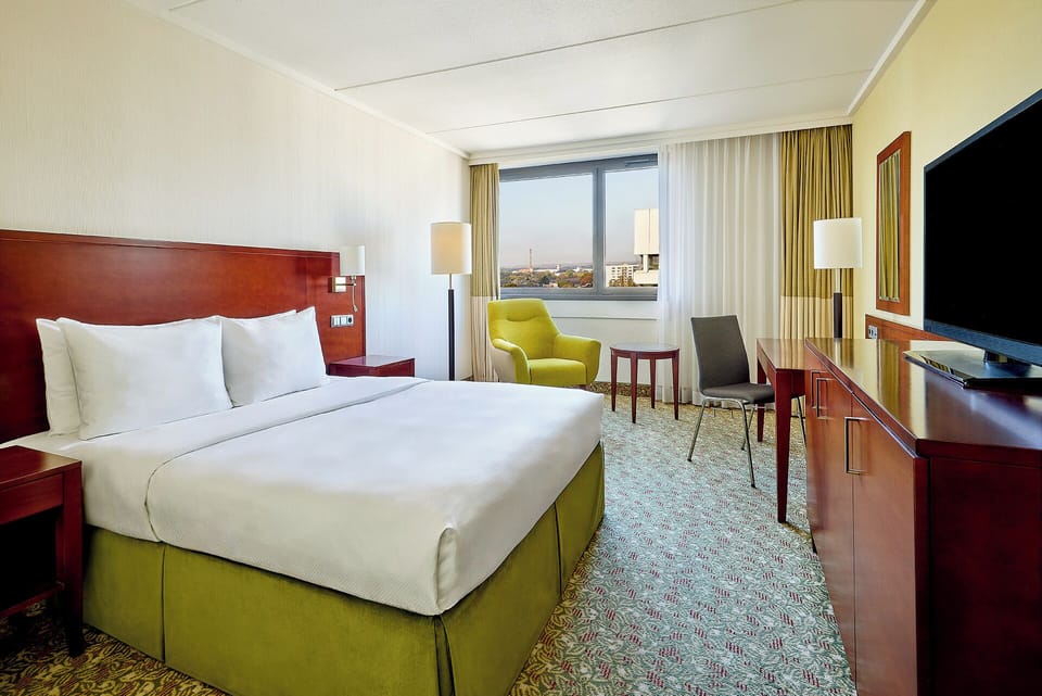 Hypo-allergenic bedding, minibar, in-room safe, desk