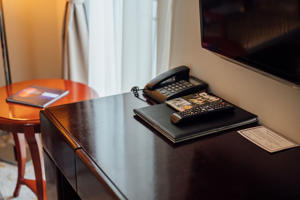 Business Room | Minibar, in-room safe, desk, laptop workspace