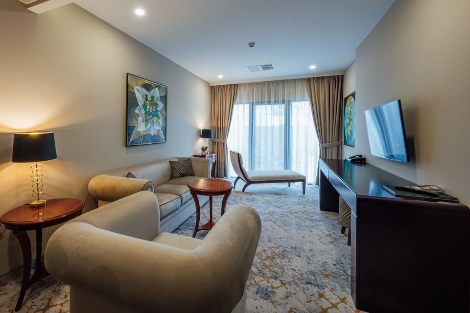 Family Room | Minibar, in-room safe, desk, laptop workspace