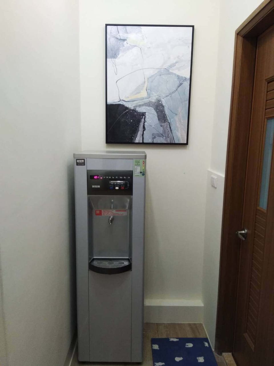 Deluxe Double Room, 1 King Bed, Non Smoking | Living area | 42-inch flat-screen TV with digital channels, TV