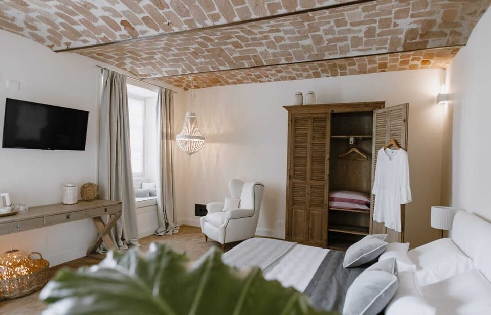 Comfort Room | Premium bedding, down comforters, desk, laptop workspace