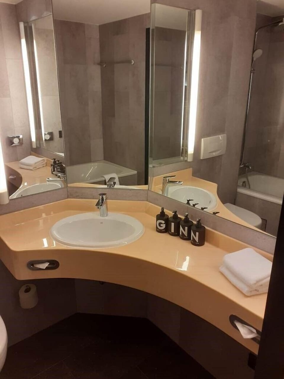 Combined shower/tub, designer toiletries, hair dryer, towels