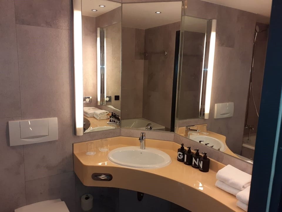 Combined shower/tub, designer toiletries, hair dryer, towels